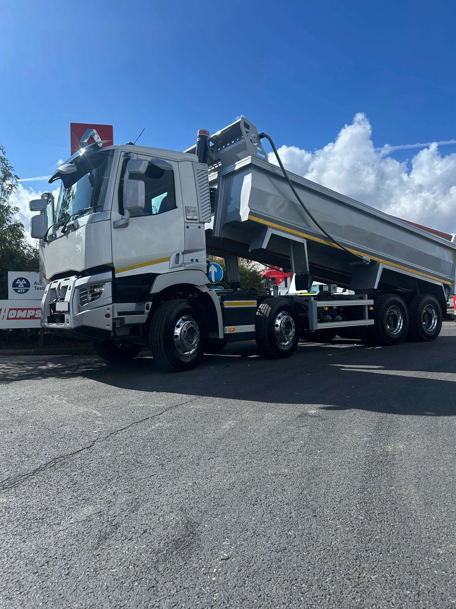ThompCommLtd's tweet photo. 🚛 New Renault C 8x4 11L Tipper joins Aggreforce Ltd's fleet, built by Thompson Tipper &amp; painted by Thompson Refinishers! Thanks Elliot Danson &amp; team. 💪🤝 #ThompsonCommercials #RenaultTrucks #Aggreforce #ThompsonTipper #ThompsonRefinishers #TruckHandover #RenaultC #Tipper #HGV https://t.co/x22BzE3AP3