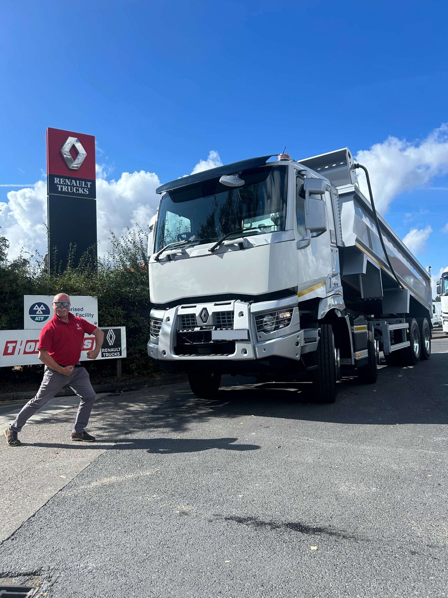 ThompCommLtd's tweet photo. 🚛 New Renault C 8x4 11L Tipper joins Aggreforce Ltd's fleet, built by Thompson Tipper &amp; painted by Thompson Refinishers! Thanks Elliot Danson &amp; team. 💪🤝 #ThompsonCommercials #RenaultTrucks #Aggreforce #ThompsonTipper #ThompsonRefinishers #TruckHandover #RenaultC #Tipper #HGV https://t.co/x22BzE3AP3