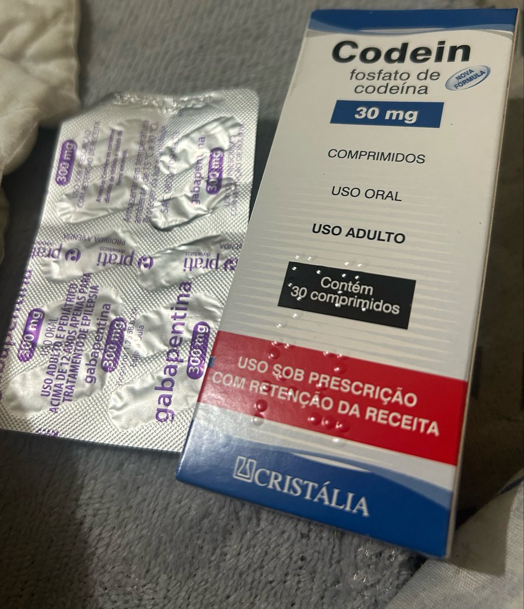 mizazombie's tweet photo. MANO EU LITERALMENTE TOMEI 2 DE CADA PRA DOR DA MINHA GARGANTA E AMÍGDALA QUEIMADA E EU TO COM DOR!!!! https://t.co/JH2i6qeUVc