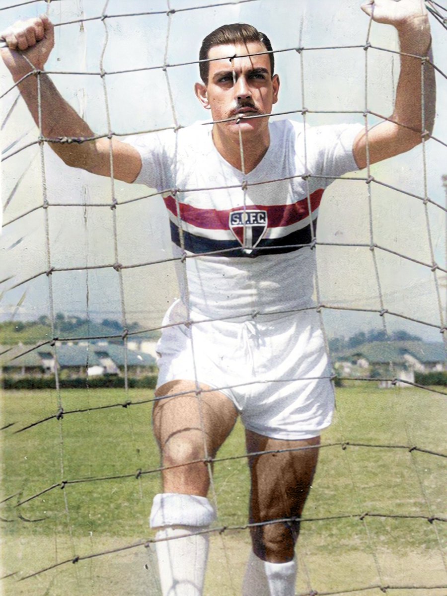 SaoPauloFC's tweet photo. ✨ Há 97 anos nascia Gino Orlando!

O atacante fez parte das equipes campeãs dos Paulistas de 1953 e 1957, além de ser o segundo maior artilheiro do Tricolor, com a impressionante marca de 2️⃣3️⃣3️⃣ gols com a nossa camisa.

Gino nos deixou em 2003, mas seu legado é eterno na memória tricolor.

#MemóriaTricolor
#SPFCpédia 🇾🇪