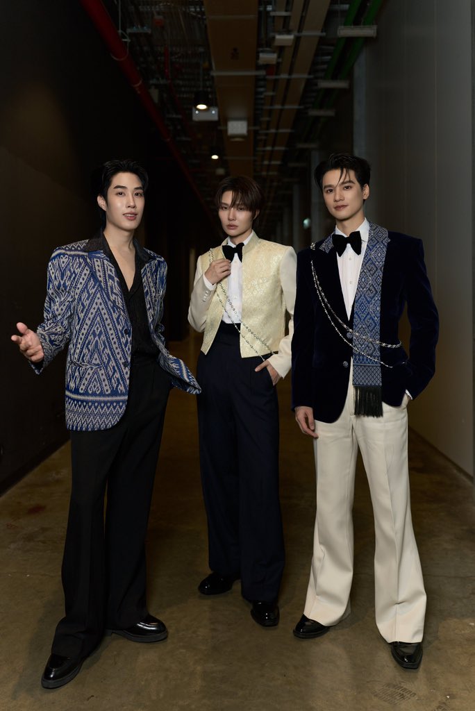 emflaek's tweet photo. แก้งเขมdiwaaaa ฮือออออ ภูมิใจมากๆเลยลูก พี่ภูมิใจในตัวพวกแก เขมจิราพาทุกคนมาไกลมากจริงๆ เดินมาด้วยกันไกลขนาดนี้แล้วน้าา ค่อยๆพัฒนาตัวเองต่อไปอีกเรื่อยๆเลยนะลูก ความพยายามสะท้อนศักยภาพของเราเสมอ ตั้งใจทุกครั้งให้เหมือนเดย์วันของแก เสียดายน้องเฟิร์สไม่ได้มาด้วย รักทั้ง4ก้อนเลยนะเจ้าก้อนของป้าา😭😭😭😭😭😭

#YentertainAwards2026xDMD
#TleFirstone #KengNamping