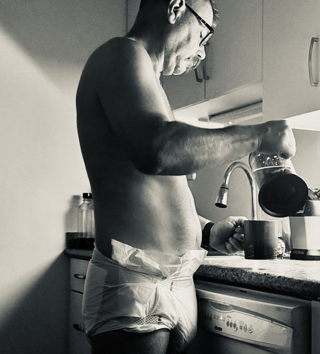 gecko_dl's tweet photo. Coffee first. Pants eventually. 😏

Just another morning at home — making coffee, still padded, not in any rush to change that part of the routine.

#DiaperLover #DL #PaddedLife #AdultDiapers #MorningRoutine https://t.co/9WaHD6wiCu