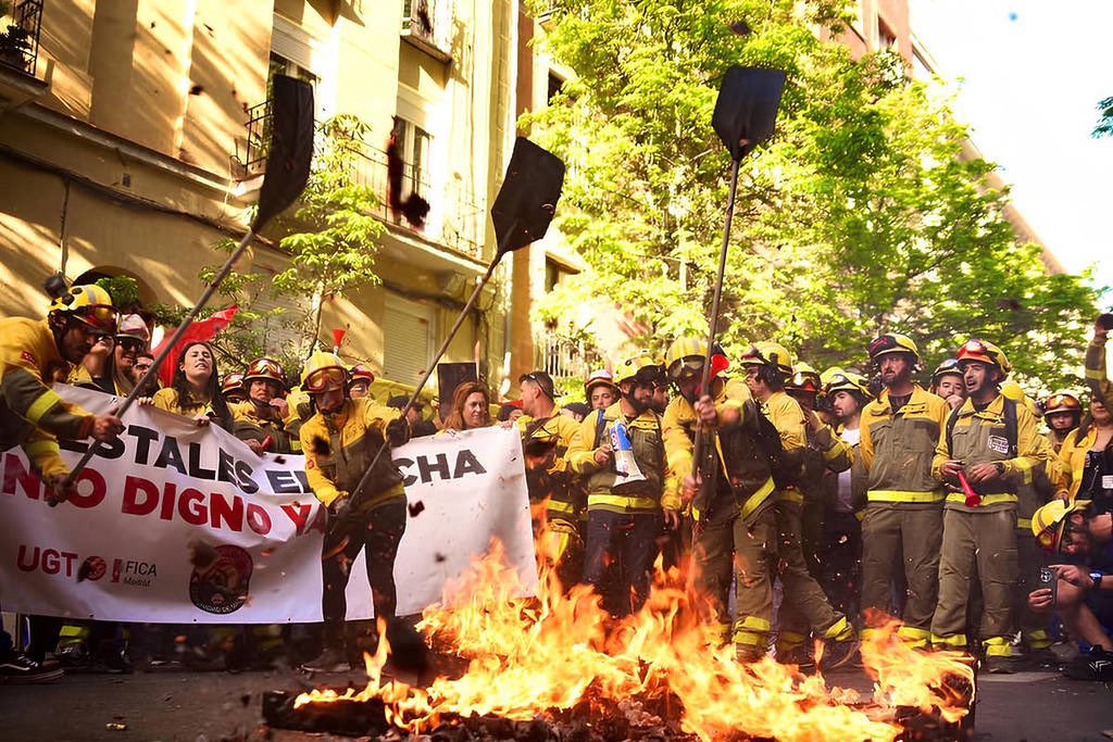 BBFFMadrid's tweet photo. ¡SE ACABÓ LA HUELGA! 

Tras más de un año de lucha, los #BomberosForestalesCM hemos firmado acuerdo con TRAGSA.

Es una victoria COLECTIVA.

Ha sido esfuerzo, sacrificio y unidad de todos los trabajadores. Conseguimos:

✅ 2 complementos nuevos en nuestra nomina (+20% sueldo)
✅ Servicio 12 meses para todos los trabajadores
✅ Conciliación y protección frente a agentes cancerígenos
✅ Avance Ley Básica BBFF

Queda mucho camino: siguen sin reconocernos peligrosidad, penosidad, toxicidad y antigüedad. 

Mantenemos nuestra reivindicación estratégica: GESTIÓN DIRECTA por la Comunidad de Madrid. Un servicio esencial no puede estar externalizado.

Mejorar nuestras condiciones es mejorar la protección de montes y ciudadanía. 
Muchas gracias por el apoyo todo este tiempo a todos.

Y a todos los BBFF de España: MERECE LA PENA ORGANIZARSE Y LUCHAR. 

Cuando permanecemos unidos, se puede. 💪🌲🔥