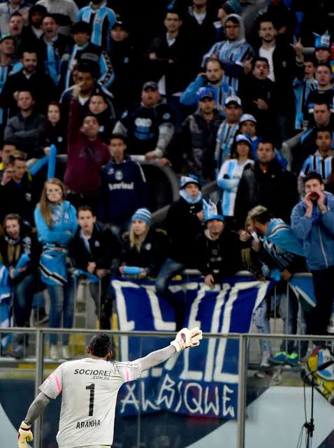 a_esportivo's tweet photo. Três de setembro nunca foi uma data de muita sorte para o co-irmão na Copa do Brasil. 

Há 12 anos, neste mesmo dia 3 de setembro (2014), o STJD tomava uma decisão histórica: excluiu o Grêmio da Copa do Brasil após o caso de racismo sofrido pelo goleiro Aranha, do Santos, durante a partida entre os dois clubes.

O que pouca gente se lembra é que o Grêmio não foi "excluído da competição". Ele perdeu os pontos do jogo, atribuídos para 0x3.  

Porém como tinha perdido o jogo também (sim, o Grêmio perdeu aquele jogo em casa), era impossível reverter.