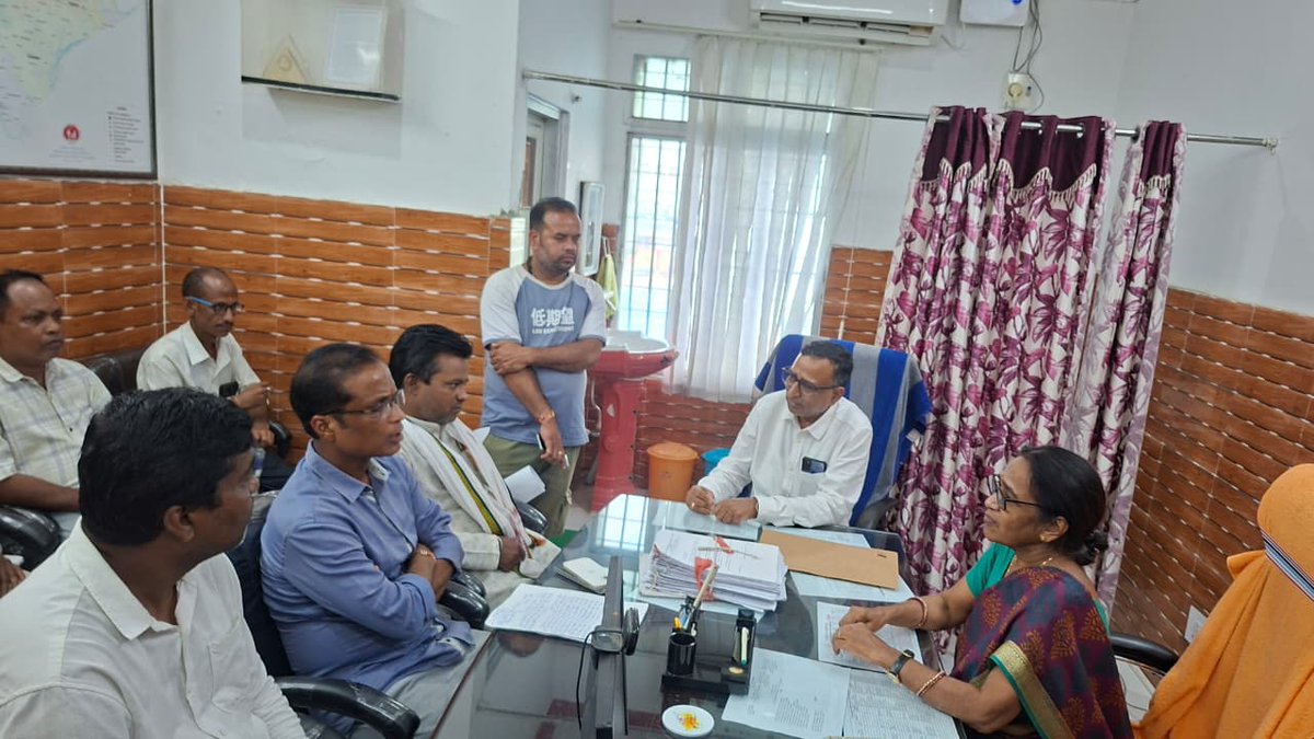 dpodisha's tweet photo. Submitted today a memorandum to SP, @jspurpolice to initiate establishing a police O/p at Redhua &amp; another memorandum to CDMO, DHQ Hospital, JS Pur to appoint doctor, nurse at PHC, Jaipur, provide 107-Ambulance to CHC Redhua &amp; fill vacancies of dept doctors in DHQ hospital. https://t.co/8FGDytJzbS