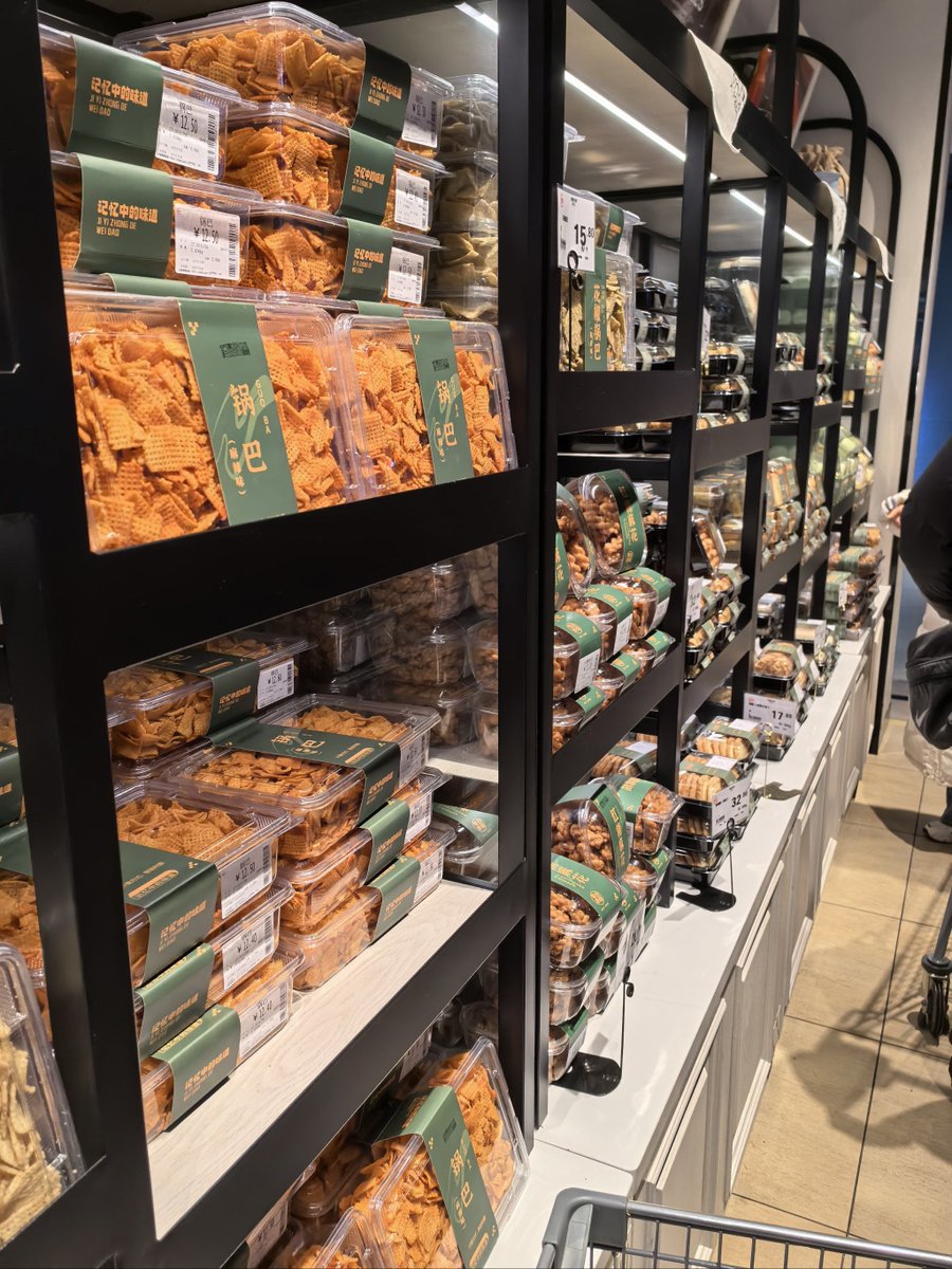 AmayaYhwkf's tweet photo. Nuevo en el estante de snacks: chips crujientes de sabor tropical y café espresso envasado! No te pierdas tu compra rápida en la tienda hoy!， https://t.co/NB1DYTTCVT