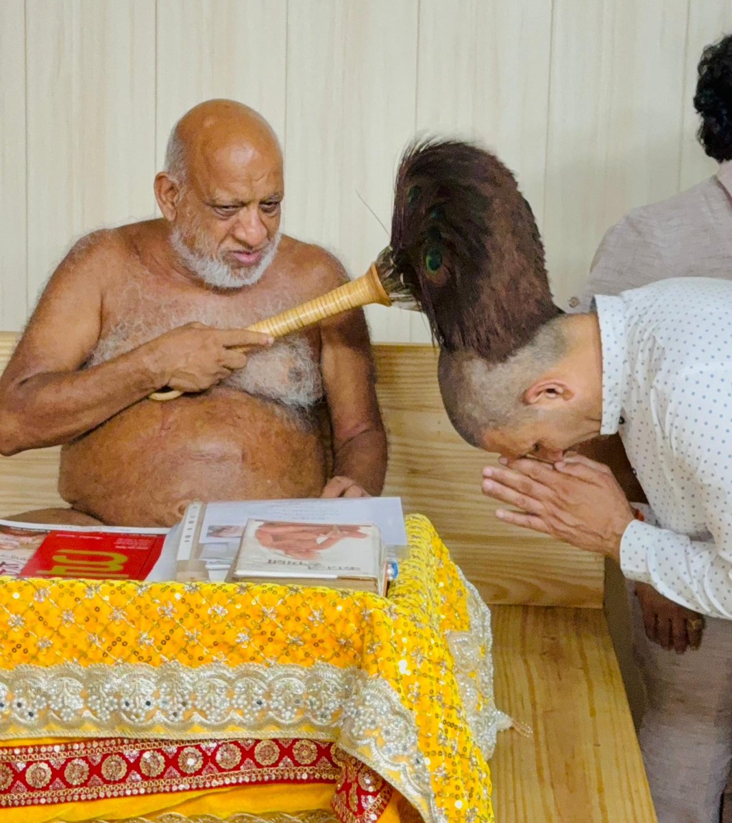 jitupatwari's tweet photo. अहिंसा, संयम और जिनेन्द्र वाणी के पुंज, तीर्थ चक्रवर्ती निर्यापक श्रमण मुनिपुंगव श्री 108 सुधासागर जी महाराज के अलौकिक सानिध्य का सौभाग्य, आज इंदौर में प्राप्त हुआ!

परम पूज्य गुरुदेव के श्रीमुख से धर्म और जीवन दर्शन के अमृत वचनों को भी सुना! पूज्यश्री के ओजस्वी प्रवचनों ने अंतरात्मा को एक नई ऊर्जा और सकारात्मकता से भर दिया!

​गुरुदेव के श्रीचरणों में कोटि-कोटि नमन!