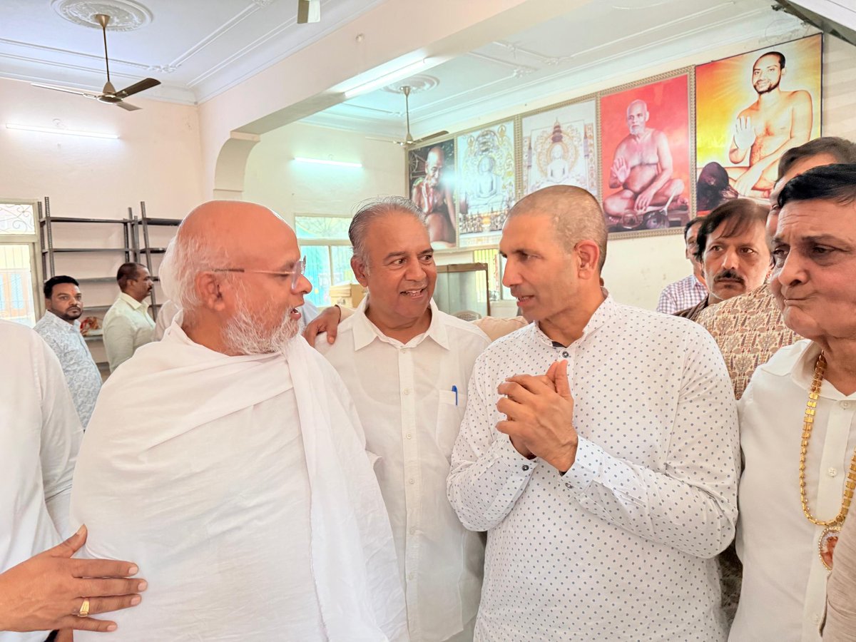 jitupatwari's tweet photo. अहिंसा, संयम और जिनेन्द्र वाणी के पुंज, तीर्थ चक्रवर्ती निर्यापक श्रमण मुनिपुंगव श्री 108 सुधासागर जी महाराज के अलौकिक सानिध्य का सौभाग्य, आज इंदौर में प्राप्त हुआ!

परम पूज्य गुरुदेव के श्रीमुख से धर्म और जीवन दर्शन के अमृत वचनों को भी सुना! पूज्यश्री के ओजस्वी प्रवचनों ने अंतरात्मा को एक नई ऊर्जा और सकारात्मकता से भर दिया!

​गुरुदेव के श्रीचरणों में कोटि-कोटि नमन!