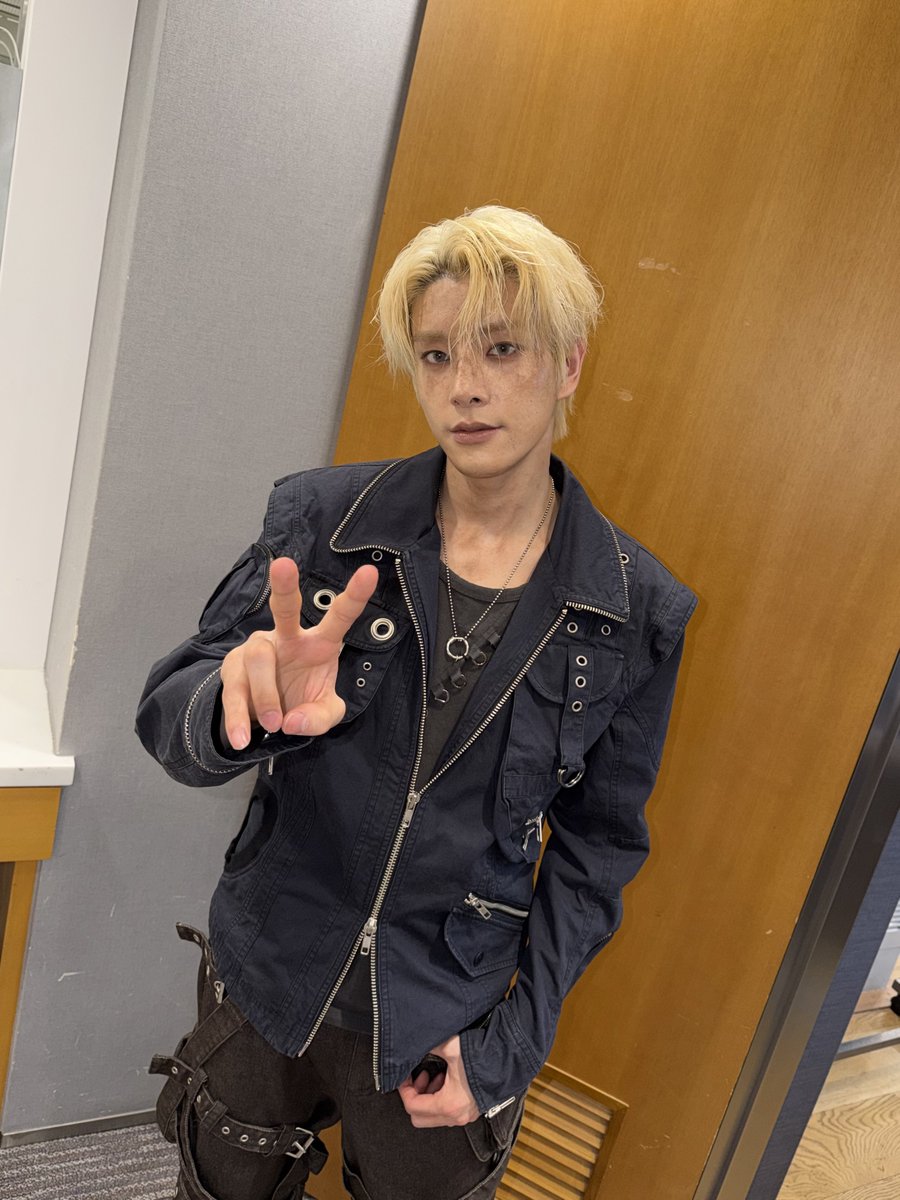 jakeupdateteam's tweet photo. 030926 | WVRS DM 🤠

🐺: We got #1 again today!!!
🐺: hehe
🐺: Did you see it, y/n?
🐺: [3 gift photos]
🐺: All three todayyyy!
🐺: My face looks like this because I worked so hard..
🐺: I worked really hard.
🐺: I’m just kidding, it’s the makeup.. heh
🐺: You worked so hard today too, y/n.
🐺: I love you so much.
🐺: 🫶

#JAKE #ENHYPEN_JAKE #제이크 #엔하이픈_제이크 #ジェイク @ENHYPEN_members @ENHYPEN