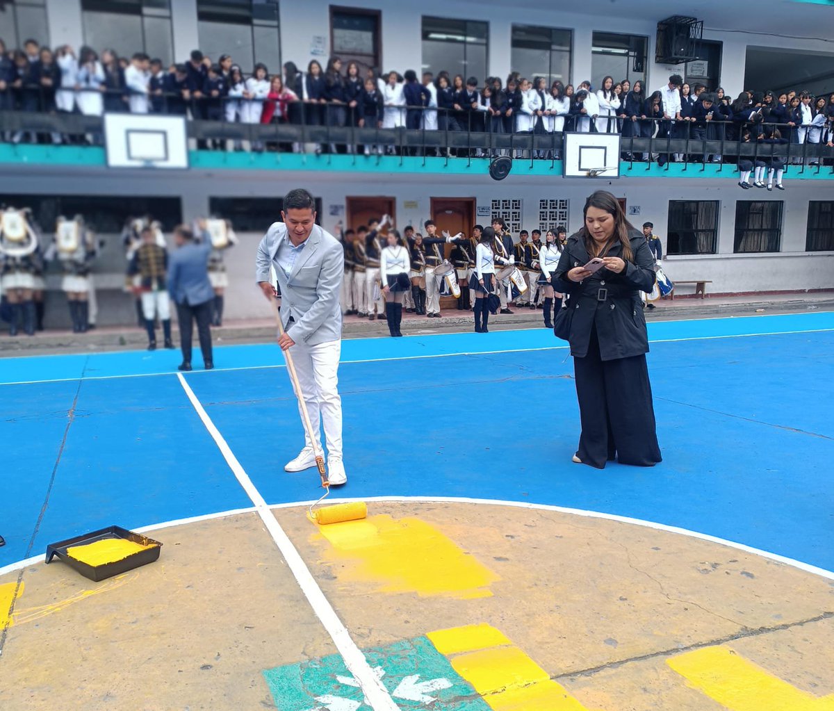 EducacionZ3_Ec's tweet photo. [AMBATO] A través del proyecto Pinta tu Cancha, recuperamos y renovamos el espacio deportivo de la Unidad Educativa Hispano América, para que nuestros estudiantes cuenten con un lugar adecuado para practicar, compartir y desarrollar sus habilidades. 🏫 🏀 https://t.co/lr64PXr57e