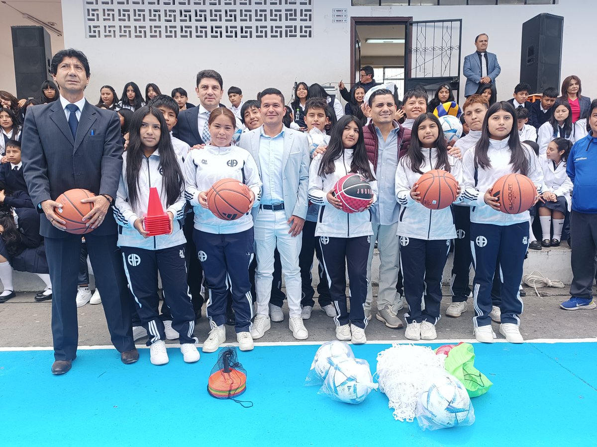 EducacionZ3_Ec's tweet photo. [AMBATO] A través del proyecto Pinta tu Cancha, recuperamos y renovamos el espacio deportivo de la Unidad Educativa Hispano América, para que nuestros estudiantes cuenten con un lugar adecuado para practicar, compartir y desarrollar sus habilidades. 🏫 🏀 https://t.co/lr64PXr57e