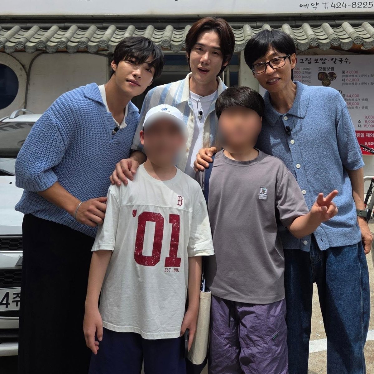 ysunsetsky's tweet photo. พี่ยอนซอก จากโพสต์ไอจีของเด็กที่บังเอิญเจอขณะการถ่ายทำ Whenever Possible S5E4 และรูปนี้ถ่ายโดยพี่ฮยอนบิน

“วันสุดท้ายของปิดเทอม!
ระหว่างทางไปกินข้าวเที่ยงกับคุณยาย ก็โชคดีสุด ๆ ไปเลย 😁
เพราะผมยังเป็นเด็กอยู่ เลยอาจจะพูดผิดพูดถูก หรือพูดจาวนไปวนมาบ้าง
หวังว่าจะมองผมด้วยความเอ็นดูกันนะครับ..^^
ขอบคุณทีมงานและนักแสดงทุกคนที่มอบความทรงจำดี ๆ ที่ไม่มีวันลืมให้ครับ 🙇‍♂️🙇‍♀️
พอคุณแม่รู้ว่าช่างภาพคือใครก็ถึงกับ 😭 
แต่โชคดีที่ไม่โดนคุณแม่ฟาดหลังครับ 🤣”

/โอ่ยยเอ็นดู 55555555

🔗 https://t.co/B5JRVBrrQr