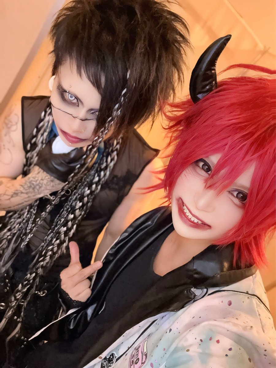 jc2_hiro's tweet photo. BLAZEの澪くんのヘアメが好きすぎていきなり話しかけてしまった！
おれもこういうメイクでバンドやりたいと思ってV系入ってきたんだよなー
なぜかツノついてカニやっとるわ。笑

で、何が嬉しかったかっておれがジャックケイパーって事を知っててくれたんだよね！
バンド以外の趣味も近くて長い時間話し込んでしまった！申し訳ない！
今後もよろしくお願いします！