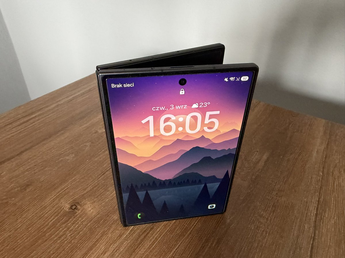 zboras1964's tweet photo. Sprzedam Fold Z 8, 256 GB, stan idealny. Na zewnętrznym ekranie szkło (jakieś gówni💩ne bo połapało rysy), noszony w etui. Aktywowany na początku sierpnia 2026, więc na dzień posta ma miesiąc. 
Cena: 5900 zł brutto, wystawiam FV 23%. 
Standardowo prośba o RT @nieantyfan @Fan_Technologii @maciej_murawski @Porzuc_ @wkurzak86 @JohnManham @Tomasz22727847