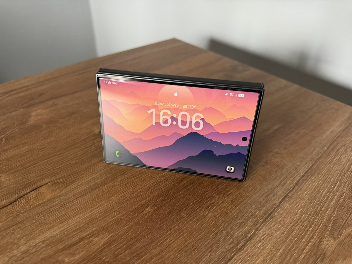 zboras1964's tweet photo. Sprzedam Fold Z 8, 256 GB, stan idealny. Na zewnętrznym ekranie szkło (jakieś gówni💩ne bo połapało rysy), noszony w etui. Aktywowany na początku sierpnia 2026, więc na dzień posta ma miesiąc. 
Cena: 5900 zł brutto, wystawiam FV 23%. 
Standardowo prośba o RT @nieantyfan @Fan_Technologii @maciej_murawski @Porzuc_ @wkurzak86 @JohnManham @Tomasz22727847