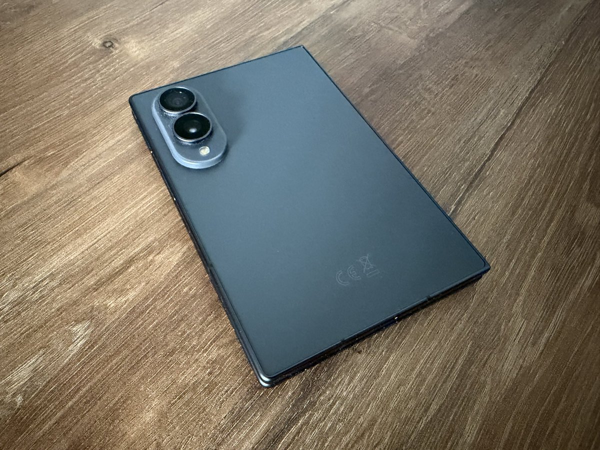 zboras1964's tweet photo. Sprzedam Fold Z 8, 256 GB, stan idealny. Na zewnętrznym ekranie szkło (jakieś gówni💩ne bo połapało rysy), noszony w etui. Aktywowany na początku sierpnia 2026, więc na dzień posta ma miesiąc. 
Cena: 5900 zł brutto, wystawiam FV 23%. 
Standardowo prośba o RT @nieantyfan @Fan_Technologii @maciej_murawski @Porzuc_ @wkurzak86 @JohnManham @Tomasz22727847