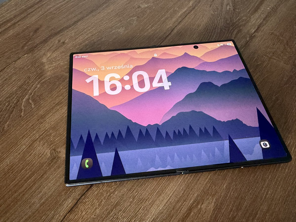zboras1964's tweet photo. Sprzedam Fold Z 8, 256 GB, stan idealny. Na zewnętrznym ekranie szkło (jakieś gówni💩ne bo połapało rysy), noszony w etui. Aktywowany na początku sierpnia 2026, więc na dzień posta ma miesiąc. 
Cena: 5900 zł brutto, wystawiam FV 23%. 
Standardowo prośba o RT @nieantyfan @Fan_Technologii @maciej_murawski @Porzuc_ @wkurzak86 @JohnManham @Tomasz22727847