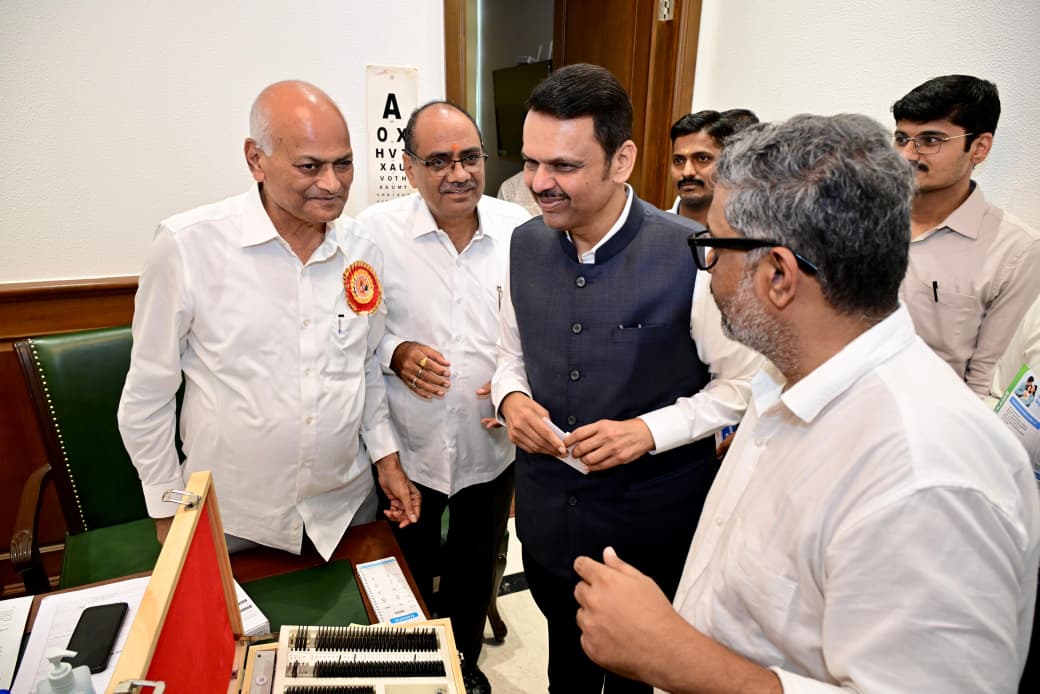 MahaDGIPR's tweet photo. मुख्यमंत्री सहायता निधी व धर्मादाय रुग्णालय मदत कक्षाच्या समन्वयाने विधानभवन येथे पत्रकारांसाठी विशेष आरोग्य तपासणी, उपचार शिबिराचे आयोजन करण्यात आले. यावेळी मुख्यमंत्री देवेंद्र फडणवीस यांनी विविध तपासणी आणि उपचार शिबीराला भेट देऊन पत्रकारांच्या आरोग्याची आस्थेने विचारपूस केली. याप्रसंगी विधानसभा अध्यक्ष ॲड. राहुल नार्वेकर, विधानपरिषदेचे उपसभापती सचिन अहिर, आमदार योगेश सागर, आमदार अभिमन्यू पवार आदींसह विविध पत्रकार संघटनांचे पदाधिकारी, पत्रकार उपस्थित होते.

सतत कार्यरत असणाऱ्या पत्रकारांना अनियमित कामाच्या वेळांमुळे, तासनतास रस्त्यावर आणि घटनास्थळी राहून काम करावे लागल्याने त्यांच्या आरोग्यावर परिणाम होण्याची शक्यता असते. त्यामुळे पत्रकारांच्या आरोग्याची काळजी घेण्यासाठी आयोजित करण्यात आलेले आरोग्य तपासणी आणि उपचार शिबीर महत्वाचे ठरेल, असे प्रतिपादन मुख्यमंत्री फडणवीस यांनी केले.

पत्रकारांचे काम हे २४ तास सुरू असते. अनेकदा नियमित आरोग्य तपासण्या होत नसल्यामुळे एखादा आजार बळावल्यानंतर त्याचे निदान होते. त्याऐवजी अशा आरोग्य तपासणी शिबिरांच्या माध्यमातून प्राथमिक लक्षणे वेळीच ओळखून त्यावर तातडीने उपचार करता येतील. या शिबिरामध्ये विविध तज्ज्ञ डॉक्टर, नामांकित संस्था आणि आवश्यक वैद्यकीय सुविधा उपलब्ध करून देण्यात आल्या आहेत. पत्रकारांसोबतच तासनतास उभे राहून काम करणाऱ्या कॅमेरामनसाठीही आवश्यक प्रतिबंधात्मक उपाययोजना करण्यात आल्या आहेत. व्हेरिकोज व्हेन्ससारख्या समस्यांसाठी स्टॉकिंगची व्यवस्था तसेच आपत्कालीन परिस्थितीत उपयोगी ठरणाऱ्या विविध सुविधांचा समावेश करण्यात आला आहे, असेही मुख्यमंत्री फडणवीस यांनी सांगितले.

@Dev_Fadnavis 
@rahulnarwekar 
@AhirsachinAhir 
#Cmrf
#आरोग्य