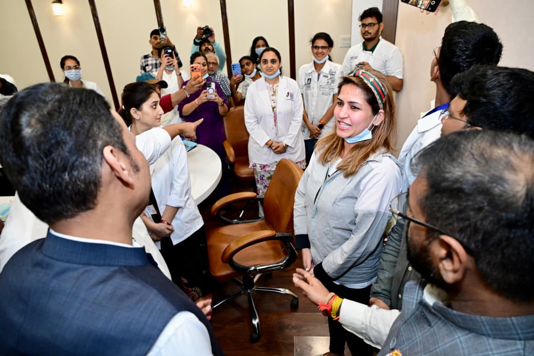 MahaDGIPR's tweet photo. मुख्यमंत्री सहायता निधी व धर्मादाय रुग्णालय मदत कक्षाच्या समन्वयाने विधानभवन येथे पत्रकारांसाठी विशेष आरोग्य तपासणी, उपचार शिबिराचे आयोजन करण्यात आले. यावेळी मुख्यमंत्री देवेंद्र फडणवीस यांनी विविध तपासणी आणि उपचार शिबीराला भेट देऊन पत्रकारांच्या आरोग्याची आस्थेने विचारपूस केली. याप्रसंगी विधानसभा अध्यक्ष ॲड. राहुल नार्वेकर, विधानपरिषदेचे उपसभापती सचिन अहिर, आमदार योगेश सागर, आमदार अभिमन्यू पवार आदींसह विविध पत्रकार संघटनांचे पदाधिकारी, पत्रकार उपस्थित होते.

सतत कार्यरत असणाऱ्या पत्रकारांना अनियमित कामाच्या वेळांमुळे, तासनतास रस्त्यावर आणि घटनास्थळी राहून काम करावे लागल्याने त्यांच्या आरोग्यावर परिणाम होण्याची शक्यता असते. त्यामुळे पत्रकारांच्या आरोग्याची काळजी घेण्यासाठी आयोजित करण्यात आलेले आरोग्य तपासणी आणि उपचार शिबीर महत्वाचे ठरेल, असे प्रतिपादन मुख्यमंत्री फडणवीस यांनी केले.

पत्रकारांचे काम हे २४ तास सुरू असते. अनेकदा नियमित आरोग्य तपासण्या होत नसल्यामुळे एखादा आजार बळावल्यानंतर त्याचे निदान होते. त्याऐवजी अशा आरोग्य तपासणी शिबिरांच्या माध्यमातून प्राथमिक लक्षणे वेळीच ओळखून त्यावर तातडीने उपचार करता येतील. या शिबिरामध्ये विविध तज्ज्ञ डॉक्टर, नामांकित संस्था आणि आवश्यक वैद्यकीय सुविधा उपलब्ध करून देण्यात आल्या आहेत. पत्रकारांसोबतच तासनतास उभे राहून काम करणाऱ्या कॅमेरामनसाठीही आवश्यक प्रतिबंधात्मक उपाययोजना करण्यात आल्या आहेत. व्हेरिकोज व्हेन्ससारख्या समस्यांसाठी स्टॉकिंगची व्यवस्था तसेच आपत्कालीन परिस्थितीत उपयोगी ठरणाऱ्या विविध सुविधांचा समावेश करण्यात आला आहे, असेही मुख्यमंत्री फडणवीस यांनी सांगितले.

@Dev_Fadnavis 
@rahulnarwekar 
@AhirsachinAhir 
#Cmrf
#आरोग्य