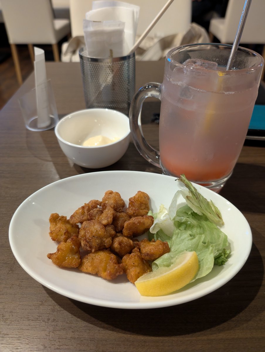 drf924's tweet photo. 池袋ハニハニでぷるさんのバースデー☺️三度目ましてのメイドさん。初めてのバースデー衣装は赤でした。
ぷるさんお誕生日おめでとうございます🎉🎂
#池袋
#メイドカフェ
#ハニーハニー
#honeyhoney
#バースデーイベント
#BDEV https://t.co/UxzEVcq1kp