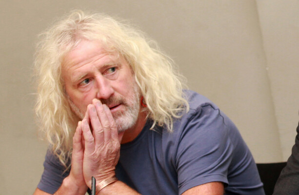 ArifOzel2's tweet photo. Avrupa Parlamentosu eski üyesi Mick Wallace:

 "ABD, İran'da bir düğün konvoyunu bombaladı; İranlılar ise buna Basra Körfezi'ndeki ABD askeri üslerine saldırılar düzenleyerek karşılık verdi. 

Batılı politikacılar ve medya kuruluşları, ABD terörizmini kınayamıyor bile.

 Gerçekten acınası durumdalar."