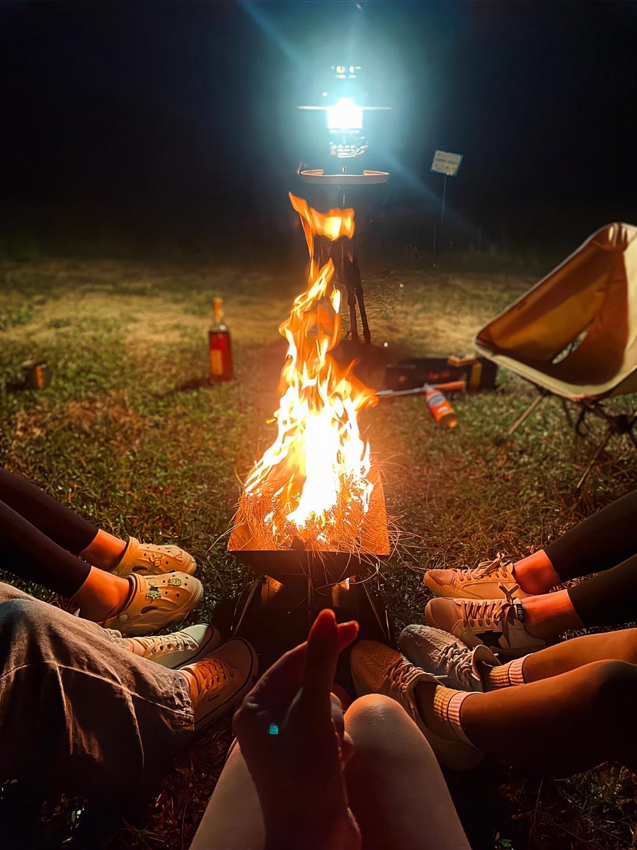 AuroraSanduzj's tweet photo. Noche de camping bajo un cielo estrellado, risas con amigos y s'mores que derriten el corazón ， https://t.co/9sDpl1VUbk