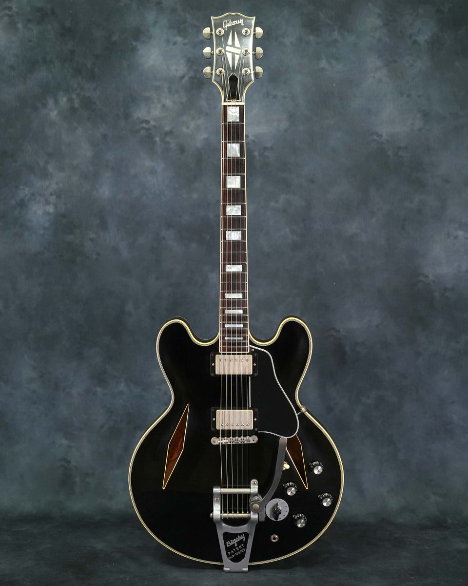 218Guitars's tweet photo. Gibson Memphis Shinichi Ubukata ES-355 Vintage Ebony VOS

ELLEGARDEN/Nothing’s Carved In Stoneのギタリスト生形真一氏のシグネイチャーモデルとして2017年に150本限定で発売されたGibson Memphis Shinichi Ubukata ES-355 Vintage Ebony VOS。

GIbsonセミアコースティックギターの上位機種ES-355をベースに、特徴的なダイヤモンド・Fホール、ゴールドではなくニッケルのハードウェア、伝統のバリトーンスイッチを搭載しアウトプットはステレオ仕様です。

ヘッド裏には生形氏のトレード・マークであるスカル・マークに加え、150本中の14本目である手書きのナンバリング、さらに本人直筆サイン入りの認定証が付属しています。

弾き傷やバックル傷といった使用感は少ないものの、ボディバック左下に塗装浮きや密着不良を起こした塗装の痛みが有り、端の塗装が浮いているため環境によっては剥がれる可能性が有ります。

後続でEpiphoneブランドよりブラック以外のカラーバリエーションも発売されているものの、Gibsonブランドとして発売された生形氏のシグネイチャーモデルは当モデルのみとなり、ファンアイテムとしてはもちろんロックな雰囲気の格好良いセミアコとしてもオススメの一本です。