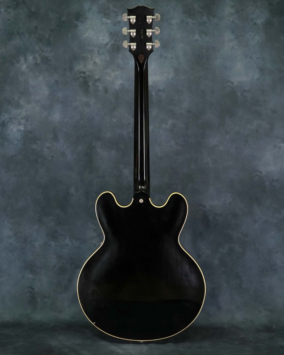 218Guitars's tweet photo. Gibson Memphis Shinichi Ubukata ES-355 Vintage Ebony VOS

ELLEGARDEN/Nothing’s Carved In Stoneのギタリスト生形真一氏のシグネイチャーモデルとして2017年に150本限定で発売されたGibson Memphis Shinichi Ubukata ES-355 Vintage Ebony VOS。

GIbsonセミアコースティックギターの上位機種ES-355をベースに、特徴的なダイヤモンド・Fホール、ゴールドではなくニッケルのハードウェア、伝統のバリトーンスイッチを搭載しアウトプットはステレオ仕様です。

ヘッド裏には生形氏のトレード・マークであるスカル・マークに加え、150本中の14本目である手書きのナンバリング、さらに本人直筆サイン入りの認定証が付属しています。

弾き傷やバックル傷といった使用感は少ないものの、ボディバック左下に塗装浮きや密着不良を起こした塗装の痛みが有り、端の塗装が浮いているため環境によっては剥がれる可能性が有ります。

後続でEpiphoneブランドよりブラック以外のカラーバリエーションも発売されているものの、Gibsonブランドとして発売された生形氏のシグネイチャーモデルは当モデルのみとなり、ファンアイテムとしてはもちろんロックな雰囲気の格好良いセミアコとしてもオススメの一本です。