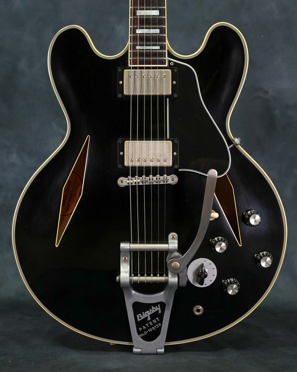 218Guitars's tweet photo. Gibson Memphis Shinichi Ubukata ES-355 Vintage Ebony VOS

ELLEGARDEN/Nothing’s Carved In Stoneのギタリスト生形真一氏のシグネイチャーモデルとして2017年に150本限定で発売されたGibson Memphis Shinichi Ubukata ES-355 Vintage Ebony VOS。

GIbsonセミアコースティックギターの上位機種ES-355をベースに、特徴的なダイヤモンド・Fホール、ゴールドではなくニッケルのハードウェア、伝統のバリトーンスイッチを搭載しアウトプットはステレオ仕様です。

ヘッド裏には生形氏のトレード・マークであるスカル・マークに加え、150本中の14本目である手書きのナンバリング、さらに本人直筆サイン入りの認定証が付属しています。

弾き傷やバックル傷といった使用感は少ないものの、ボディバック左下に塗装浮きや密着不良を起こした塗装の痛みが有り、端の塗装が浮いているため環境によっては剥がれる可能性が有ります。

後続でEpiphoneブランドよりブラック以外のカラーバリエーションも発売されているものの、Gibsonブランドとして発売された生形氏のシグネイチャーモデルは当モデルのみとなり、ファンアイテムとしてはもちろんロックな雰囲気の格好良いセミアコとしてもオススメの一本です。