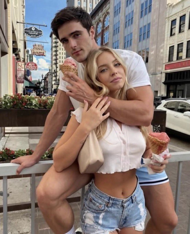 mrrasmulan's tweet photo. Sydney Sweeney Dating History:

2021 — Jonathan Davino 🇺🇸
2022 — Jonathan Davino 🇺🇸 
2023 — Jonathan Davino 🇺🇸
2024 — Jonathan Davino 🇺🇸
2025 — Jonathan Davino 🇺🇸 
2025 — Scooter Braun 🇺🇸…. hate https://t.co/POXo1pJtH7