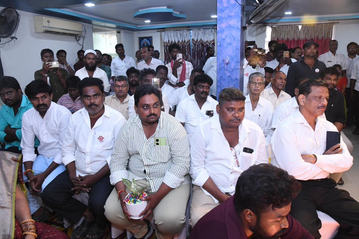 JanaSenaParty's tweet photo. కూటమి ధర్మం పాటిస్తూనే.. జనసేన గౌరవానికి అగ్ర తాంబూలం

•స్థానిక సమరంలో జన సైనికులకు సముచిత ప్రాతినిధ్యం
•నిస్వార్థం జనసేన సైనికుల అసలైన నైజం
•సేవ చేయడంలో పార్టీల రంగులు చూడొద్దని ఉప ముఖ్యమంత్రి శ్రీ @PawanKalyan గారు చెప్పారు
•శ్రీ పవన్ కళ్యాణ్ గారి పర్యావరణ ఆశయాలకు అండగా నిలవడం నా అదృష్టం 
•బాపట్ల నియోజకవర్గ కార్యకర్తల ఆత్మీయ సమావేశంలో ఏపీ గ్రీన్ ఎగ్జిక్యూటివ్ కమిటీ చైర్మన్, జనసేన పార్టీ ప్రధాన కార్యదర్శి శ్రీ నాగబాబు గారు  

రాబోయే స్థానిక సంస్థల ఎన్నికల్లో పార్టీ నాయకులు, కార్యకర్తలు క్రమశిక్షణతో వ్యవహరిస్తూ కూటమి విజయానికి సమష్టిగా కృషి చేయాలని ఏపీ గ్రీన్ ఎగ్జిక్యూటివ్ కమిటీ చైర్మన్, జనసేన పార్టీ ప్రధాన కార్యదర్శి శ్రీ నాగబాబు గారు స్పష్టం చేశారు. సార్వత్రిక ఎన్నికల్లో పార్టీ ప్రయోజనాల కంటే రాష్ట్ర ప్రజల ప్రయోజనాలకే ప్రాధాన్యం ఇచ్చి త్యాగాలు చేశామని తెలిపారు. స్థానిక సంస్థల ఎన్నికల్లో జనసేన పార్టీకి సముచితమైన ప్రాతినిధ్యం దక్కేలా పార్టీ అధ్యక్షులు శ్రీ పవన్ కళ్యాణ్ గారు సమగ్రంగా ఆలోచించి నిర్ణయాలు తీసుకుంటున్నారని పేర్కొన్నారు. స్థానిక పరిస్థితులు, పార్టీ కోసం కార్యకర్తలు చేసిన సేవలు, వారి త్యాగాలను పరిగణనలోకి తీసుకొని ప్రతి ప్రాంతంలో సముచితమైన ప్రాతినిధ్యం కల్పించేందుకు పార్టీ నాయకత్వం కృషి చేస్తోందన్నారు. గురువారం బాపట్ల నియోజకవర్గం జన సైనికులతో ఆత్మీయ సమావేశం నిర్వహించారు. ఈ సందర్భంగా శ్రీ నాగబాబు గారు మాట్లాడుతూ... “పార్టీ కోసం కష్టపడిన ప్రతి కార్యకర్తకు న్యాయం జరిగేలా, స్థానిక సంస్థల్లో జనసేన ప్రాతినిధ్యం మరింత బలోపేతం అయ్యేలా నిర్ణయాలు ఉంటాయి.  కూటమి ధర్మాన్ని పాటిస్తూనే పార్టీ గౌరవం, కార్యకర్తల ఆకాంక్షలకు సముచిత ప్రాధాన్యం ఇస్తూ ముందుకు సాగుతాం. 
*కార్యకర్తల శ్రమే జనసేన బలం*
పార్టీ కోసం క్షేత్రస్థాయిలో కష్టపడే ప్రతి కార్యకర్తను నాయకత్వం ఎప్పుడూ దగ్గరకు తీసుకోవాలని, వారి మాటలను వినాలని శ్రీ పవన్ కళ్యాణ్ గారు బలంగా చెబుతుంటారు. ఈ రోజు చట్టసభల్లో జనసేన గొంతు బలంగా వినిపిస్తోందంటే అందుకు ప్రధాన కారణం జనసైనికులు చేసిన నిరంతర పోరాటం, వారి శ్రమే కారణం. జనసైనికులంటే శ్రీ పవన్ కళ్యాణ్ గారికి ఎంతో ప్రేమ, అభిమానమనే విషయం మనందరికీ తెలుసు. అదే విధంగా, జనసైనికులు శ్రీ పవన్ కళ్యాణ్ గారిని ఎంతగా ప్రేమిస్తారో కూడా ఆయనకు తెలుసు. రాష్ట్రాన్ని అభివృద్ధి పథంలో నడిపించి, ప్రజలకు మెరుగైన భవిష్యత్ అందించాలనే లక్ష్యంతో శ్రీ పవన్ కళ్యాణ్ గారు ముందుకు సాగుతున్నారు. కార్యకర్తల నమ్మకం, ప్రజల మద్దతుతో రాష్ట్రాన్ని మరింత మెరుగైన దిశగా తీసుకెళ్లేందుకు ఆయన నిరంతరం కృషి చేస్తున్నారు.
*ఆయన కల కోసం నిలబడే అవకాశం దక్కింది*
పర్యావరణ పరిరక్షణపై శ్రీ పవన్ కళ్యాణ్ గారు కన్న కలను సాకారం చేసే దిశగా పనిచేసే అవకాశం తనకు ఏపీ గ్రీన్ ఎగ్జిక్యూటివ్ కమిటీ చైర్మన్‌గా లభించింది.  శ్రీ పవన్ కళ్యాణ్ గారి ఆశయానికి ఎంతో కొంత నా వంతుగా నిలబడే అవకాశం దక్కడం అదృష్టంగా భావిస్తున్నాను. బాపట్లతో మా కుటుంబానికి ఎంతో అనుబంధం ఉంది.  తన తండ్రి ఉద్యోగరీత్యా మూడేళ్లకుపైగా బాపట్లలో ఉన్నారు. బాపట్లలోనే చదువుకున్నాం. శ్రీ పవన్ కళ్యాణ్ గారు కూడా ఇక్కడే జన్మించారు. జనసేన కార్యకర్తల్లో ప్రత్యేకమైన ఆవేశం, నిస్వార్థం ఉంటాయి. వారు ఎలాంటి పరిస్థితుల్లోనూ వెనుకడుగు వేయరు. ప్రతి కార్యకర్త శ్రీ పవన్ కళ్యాణ్ గారికి వ్యక్తిగతంగా పరిచయం లేకపోయినా, ఆయన ఆశయాలు, ఆదేశాలను నమ్మకంతో పాటిస్తూ ముందుకు సాగడమే జనసేన కార్యకర్తల ప్రత్యేకత. 
*సేవ చేయడంలో తేడా ఉండదు*
మన ఎమ్మెల్యేలు ఉన్నా లేకపోయినా, పార్టీ కార్యకర్తలు ఉన్నా లేకపోయినా ప్రజలకు సేవ చేయడంలో ఎలాంటి తేడా ఉండకూడదనే భావనతో శ్రీ పవన్ కళ్యాణ్ గారు ముందుకు సాగుతున్నారు.  పులివెందుల వంటి ప్రాంతాల్లో జనసేనకు పెద్దగా బలం లేకపోయినా అక్కడి ప్రజలు   ఏ పార్టీకి చెందిన వారైనా, రాజకీయంగా ఎవరిని అభిమానించినా, సేవ అందించే విషయంలో మాత్రం పార్టీలు, రాజకీయ భేదాలు చూడకూడదని శ్రీ పవన్ కళ్యాణ్ గారు విశ్వసిస్తారు. ప్రజలకు సేవ చేసే అవకాశం వచ్చినప్పుడు ప్రతి ఒక్కరినీ సమానంగా చూడటం, అందరికీ అందుబాటులో ఉండటమే ఆయన రాజకీయ విధానం” అన్నారు.