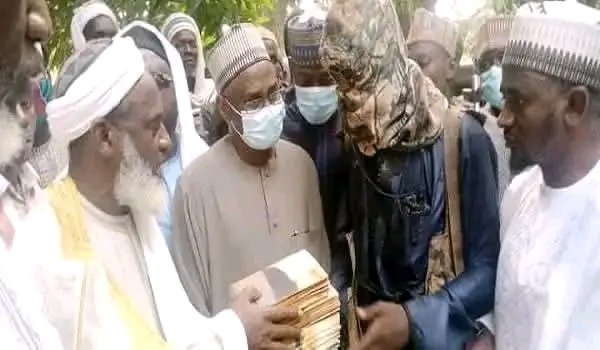 DEGEO7's tweet photo. For the records, here is Senator Shehu Buba where he is negotiating with terrorists alongside Sheikh Gummi.

How does he intend to distant himself from those allegations? https://t.co/RP5UgEmFYc