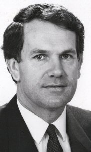 JMsHistoryCorn1's tweet photo. It's the 82nd birthday of Raymond John "Ray" Groom, who was born #OnThisDay 3 September 1944 in Elsternwick, Victoria.  He served as the 39th Premier of Tasmania from 1992 to 1996 as leader of the Liberal Party.  #OTD #history #politas #taspol #taspolitics #auspol #auspolitics https://t.co/HjHUDvOWuW