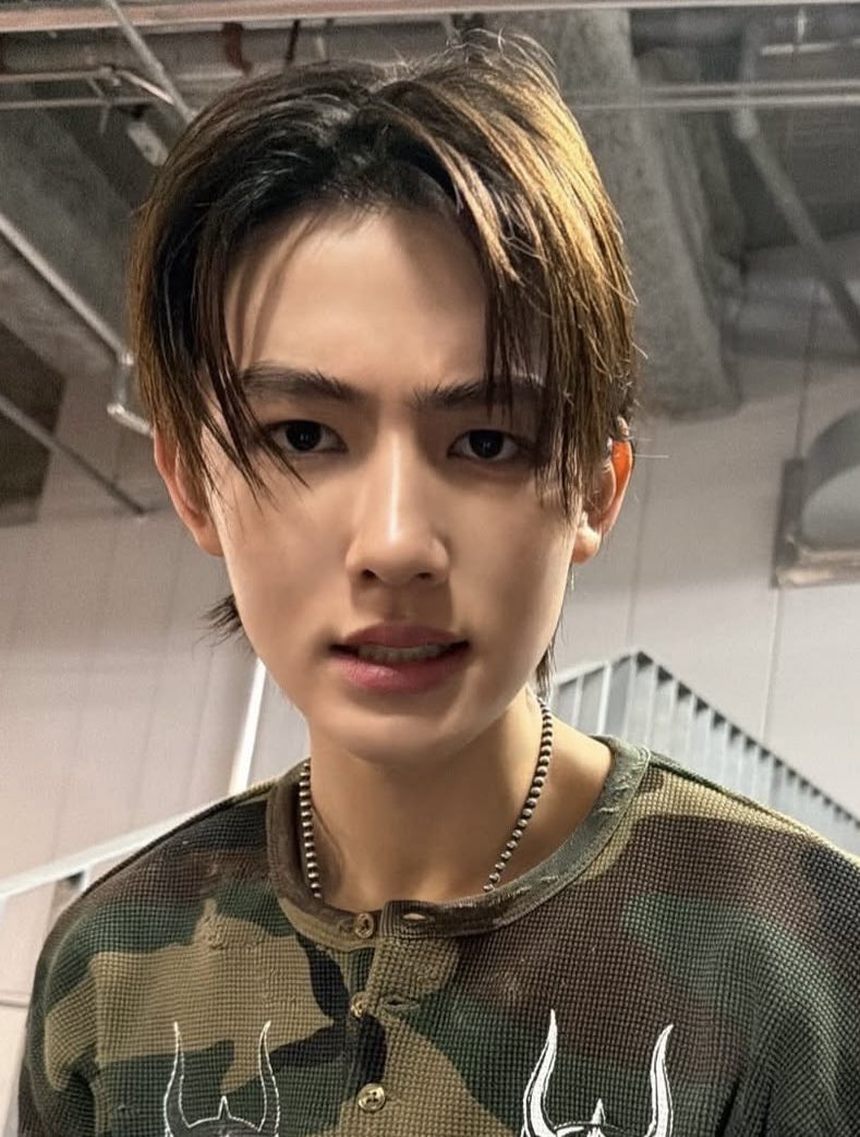 acaijoahae's tweet photo. pas tour di amerika, seonghyeon sama juhoon jadi temen sekamar, tapi martin terus terusan main ke kamar mereka, sampe si seonghyeon bilang begini😭

🦊: balik dong ke kamarmu sendiri!!

nah demi seonghyeon, sekarang di jepang mereka jadi temen sekamar WKWKWKWK NGAKAK BGT ADA ADA AJE SAMPE DIUSIR NYON😭🤏🏻 mana kebayang banget muka betenya pas ngomong gitu…