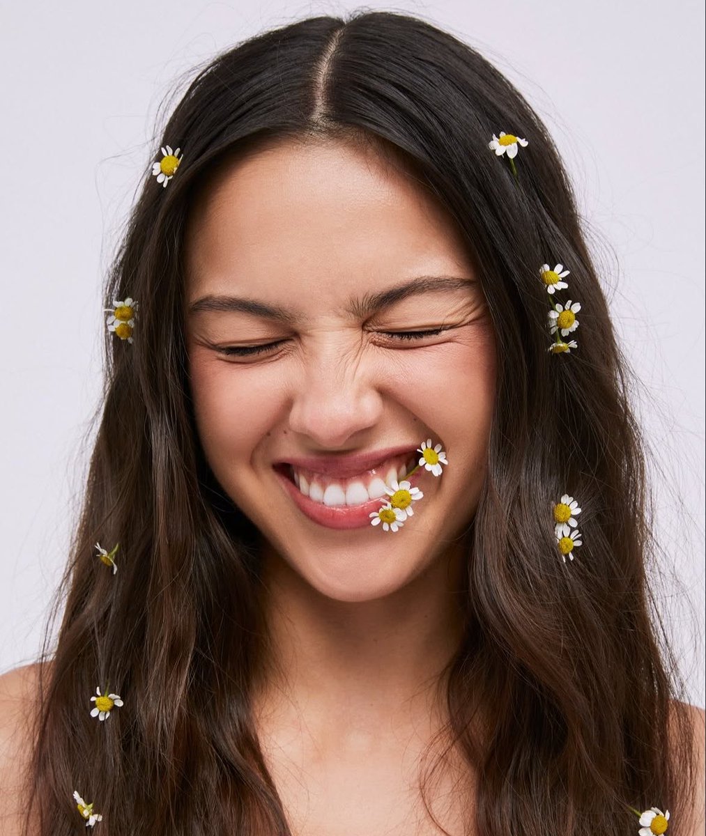 chenslivia's tweet photo. THE QUEEN OF DAISY CHAIN FIELDS https://t.co/yPsCrjCHhg