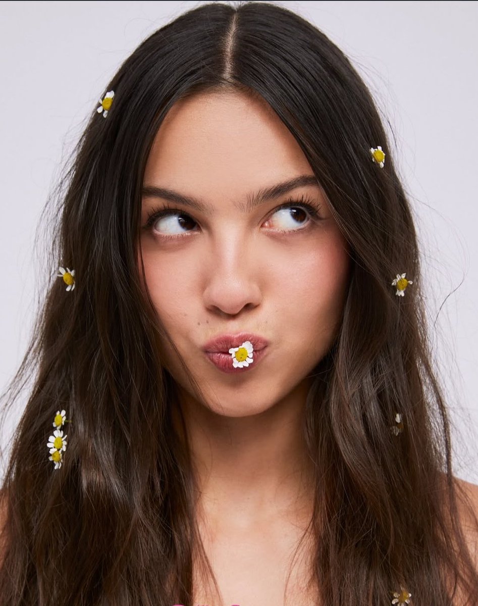 chenslivia's tweet photo. THE QUEEN OF DAISY CHAIN FIELDS https://t.co/yPsCrjCHhg