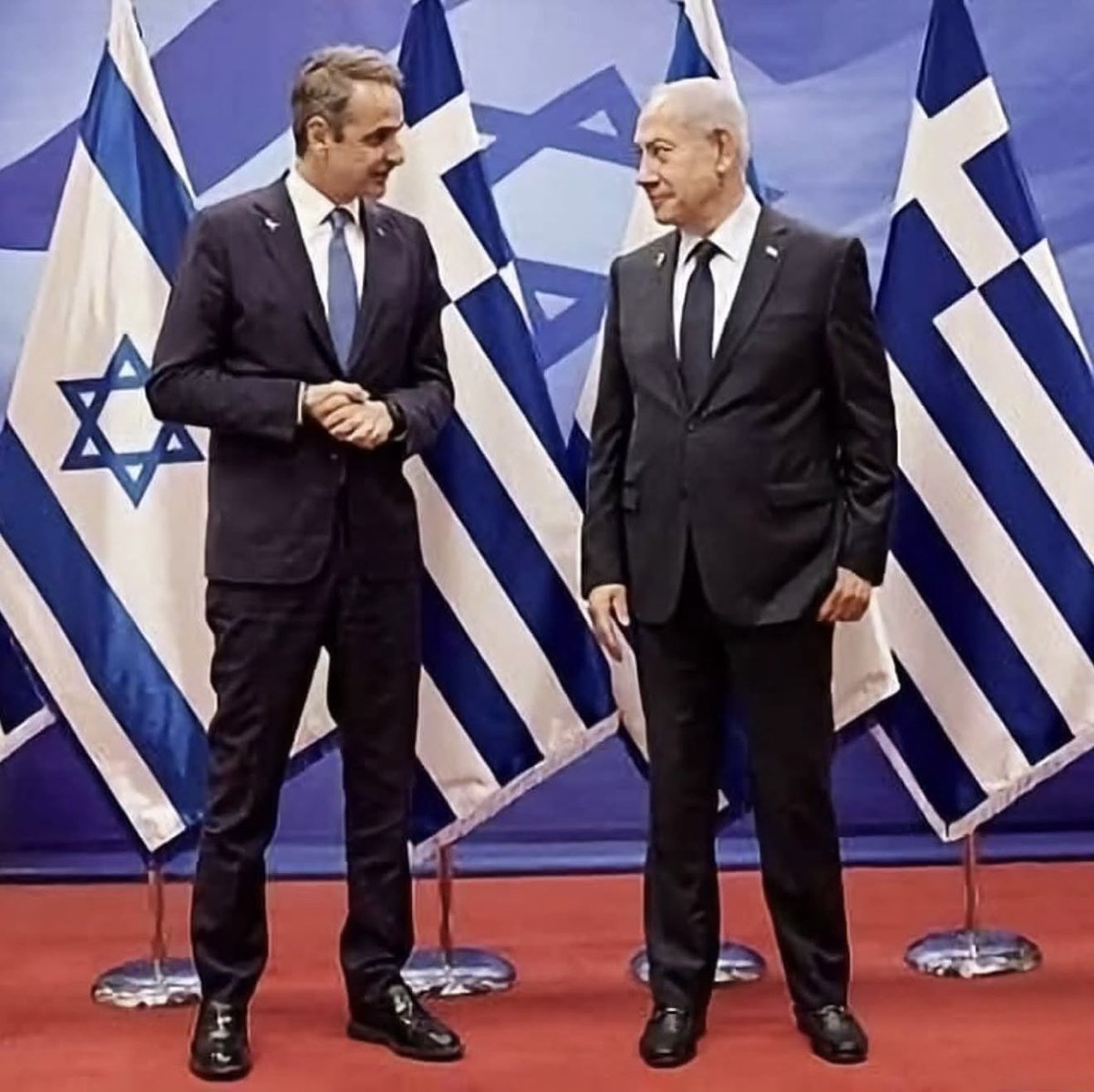 Iasonas_Apost's tweet photo. 🔴 Ιστορική κατάντια, ιστορικό ορόσημο ντροπής. 

3,1 δισεκατομμύρια ευρώ θα δώσει η Ελλάδα στο Ισραήλ για αγορά όπλων που έχουν δοκιμαστεί στην Γάζα. Ένα απ’ τα μεγαλύτερα συμβόλαια εξοπλιστικών  στην ιστορία του Ισραήλ.

Από δω και πέρα κάθε βόμβα που σκοτώνει μωρά, κάθε πύραυλος που διαμελίζει οικογένειες, θα φέρει την μεγαλειώδη υπογραφή του ελληνικού κράτους. 

Δεν έχετε απλώς αίμα στα χέρια σας. 

Μετατρέπετε την Ελλάδα σε έναν από τους βασικούς χρηματοδότες μιας γενοκτονίας, και έτσι ακριβώς πρέπει να αντιμετωπιστείτε.

Ξεχνάτε, όμως, ότι στη μυθολογία όσοι κράτησαν την ασπίδα του Αχιλλέα καταστράφηκαν: ο Πάτροκλος, ο Έκτορας και, τελικά, ο ίδιος ο Αχιλλέας.

Την ίδια κατάληξη επιφυλάσσει η ιστορία και στους φίλους των γενοκτόνων: θα συντριβούν κάτω από το βάρος της ίδιας τους της ύβρεως.

ΟΧΙ ΣΤΟ ΟΝΟΜΑ ΜΑΣ, ΚΑΘΑΡΜΑΤΑ!