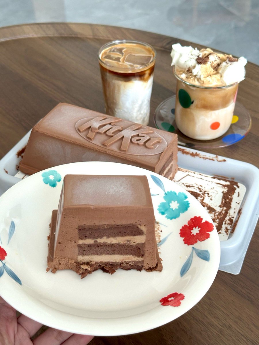 CatalinaNovmj's tweet photo. Hola vecinos! Traje pasteles caseros para compartir esta tarde en el portal del edificio, ven a probarlos y charlar un rato! https://t.co/aiihTCEnLE
