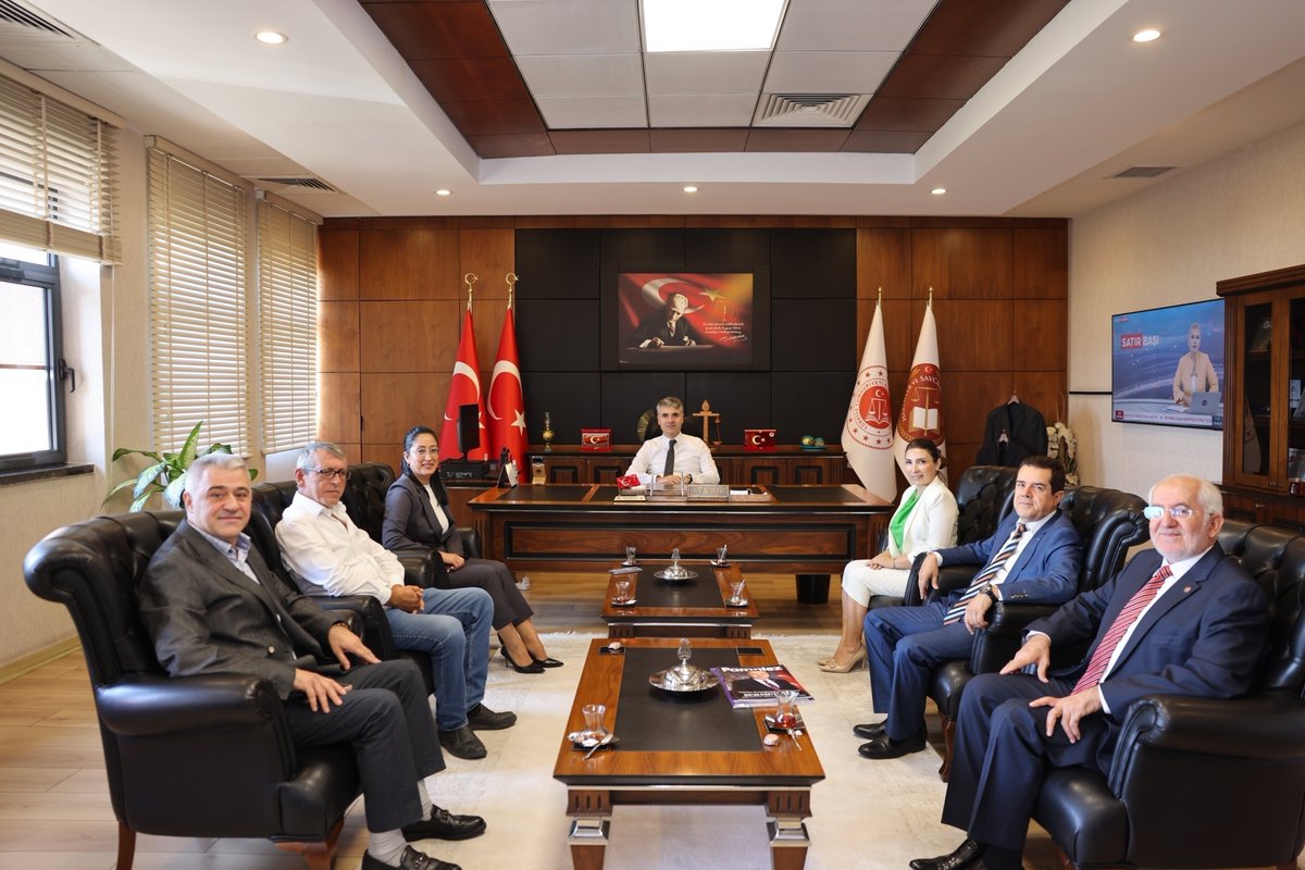 ggcemiyeti's tweet photo. Başkan Meral Ay ve yönetim kurulu üyeleri, Gaziantep Cumhuriyet Başsavcısı İsmail Karataş’ı ziyaret ederek yargı-medya ilişkileri, kentin sorunları, kamu düzeni, suçla mücadele ve kurumlar arası iş birliğini değerlendirdi.
https://t.co/GjcqjTrmpv https://t.co/QXp2EmmcnL