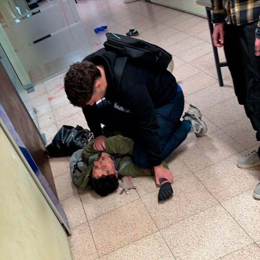 marcemartorelli's tweet photo. El HOMBRE que está en el piso es el esquizofrénico que apuñaló a una compañera de estudios
El HOMBRE que lo redujo y lo sujeta, es OTRO hombre que protegió a los que estaban alrededor.
Una MINORÍA de hombres son nefastos.
Dejen de GENERALIZAR con el machismo para ganar likes https://t.co/FzPgJiF3mo