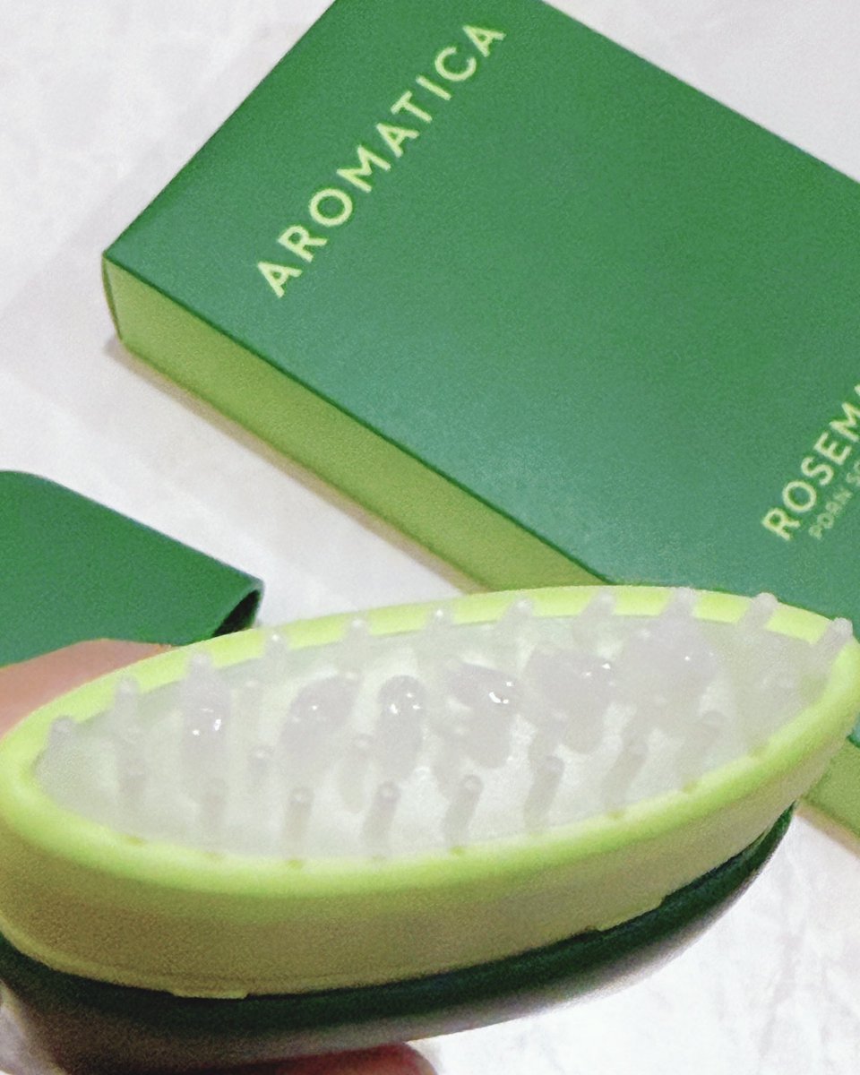 Pekoo_ri's tweet photo. Lemon Squareを通じてAROMATICAさまからローズマリー PDRN スカルプセラム100mlを提供していただきました 
PDRN*¹成分を頭皮の毛穴の20分の1サイズの極細ニードルで届けてくれるんだって
*¹整肌成分
爽快感のある使い心地で頭皮がすっきりするような使用感
#AROMATICA #lemonsquare🍋 #pekoo_ri_life https://t.co/NumqLcxou6