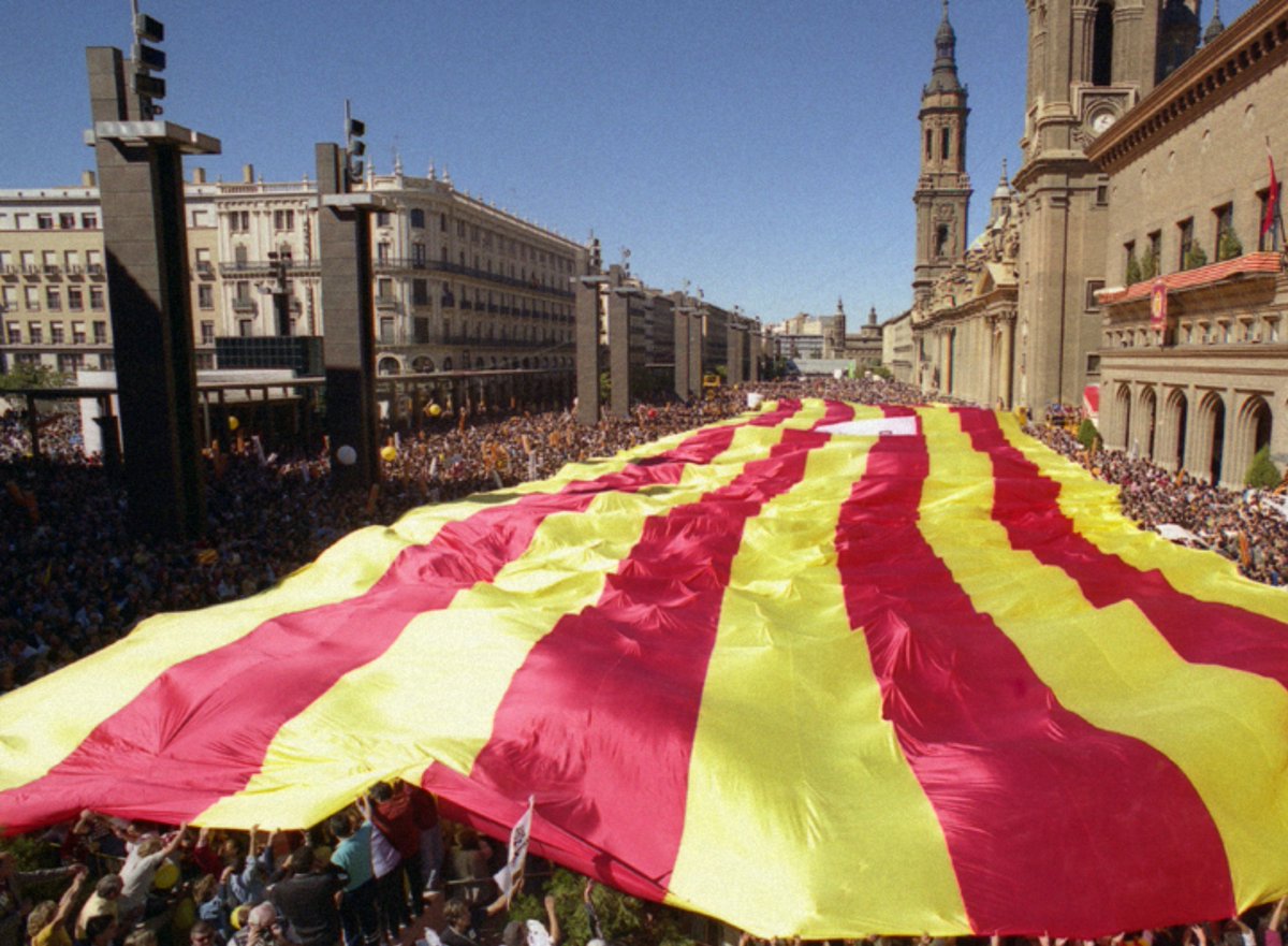 Aragofilia's tweet photo. Hemos pasado de esto al nuevo fascismo franquista, el que defiende un Aragón donde unos señores en Madrid ordenen y sometan a los aragoneses a sus ocurrencias, el que está a favor de trasvases que limitarán el crecimiento, el que odia nuestra autonomía y nuestra libertad política https://t.co/Gnsq5VUdGS