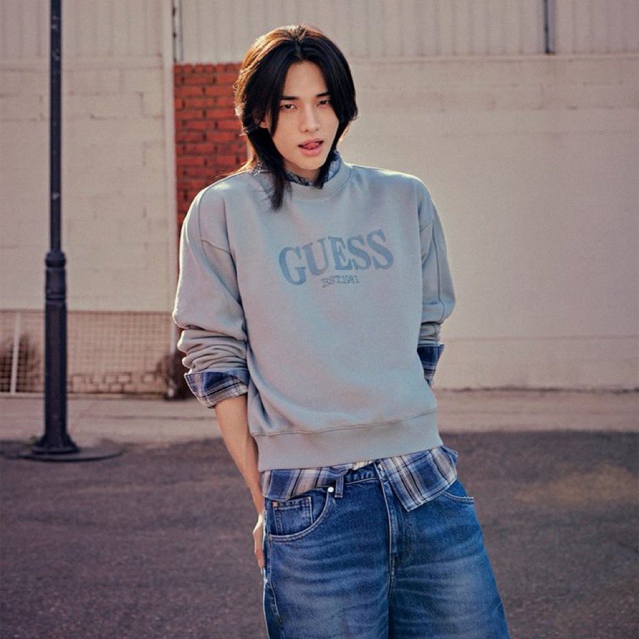 skzpopbase's tweet photo. Hyunjin looks stunning in new photo for GUESS!

#HYUNJINxGUESS https://t.co/mZYvRQ21Pa