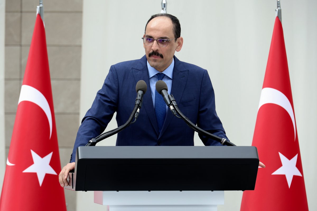 anadoluajansi's tweet photo. MİT Başkanı İbrahim Kalın, Yunanistan'ın başkenti Atina'da Yunanistan Ulusal İstihbarat Teşkilatı (EYP) Başkanı Themistoklis Demiris ile bir araya geldi

➜ Görüşmede, ikili ilişkiler ve bölgesel gelişmeler ele alınırken, sorunların çözümü için atılabilecek adımlar değerlendirildi

➜ İki ülke ilişkilerinin Ege ve Batı Akdeniz, NATO güvenliği, istihbarat işbirliği, terör, organize suçlar, yasa dışı göç ve insan kaçakçılığıyla mücadele alanlarında kritik önemde olduğu vurgulandı

➜ ABD-İran savaşı, Suriye'de yeni dönem, Libya'nın siyasi birliği, Filistin meselesi, İsrail'in Gazze ve Batı Şeria'da devam eden ihlalleri ve işgal politikaları, Suriye ve Lübnan'a yönelik İsrail saldırıları ele alındı

➜ İki ülke arasında terör ve organize suç gruplarıyla mücadele konusunda son dönemde yakalanan ivmenin artarak devam etmesi ve stratejik boyuta taşınması gerektiği konusunda ortak karara varıldı

➜ MİT Başkanı Kalın ve EYP Başkanı Demiris, ikili ve bölgesel konularda servisler arasındaki yakın işbirliğinin daha da güçlendirilmesi konusunda mutabık kaldı

https://t.co/wFIjuaMXgm