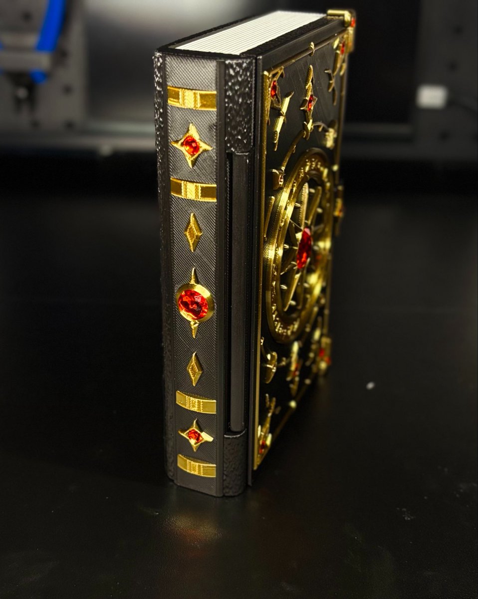 kaosusyehu's tweet photo. で…出来た！魔導書デッキケースの完成！
宝石パーツの金の装飾がかなり良い！
最終調整したらBOOTHに出す予定 https://t.co/iTpnkI4DAY