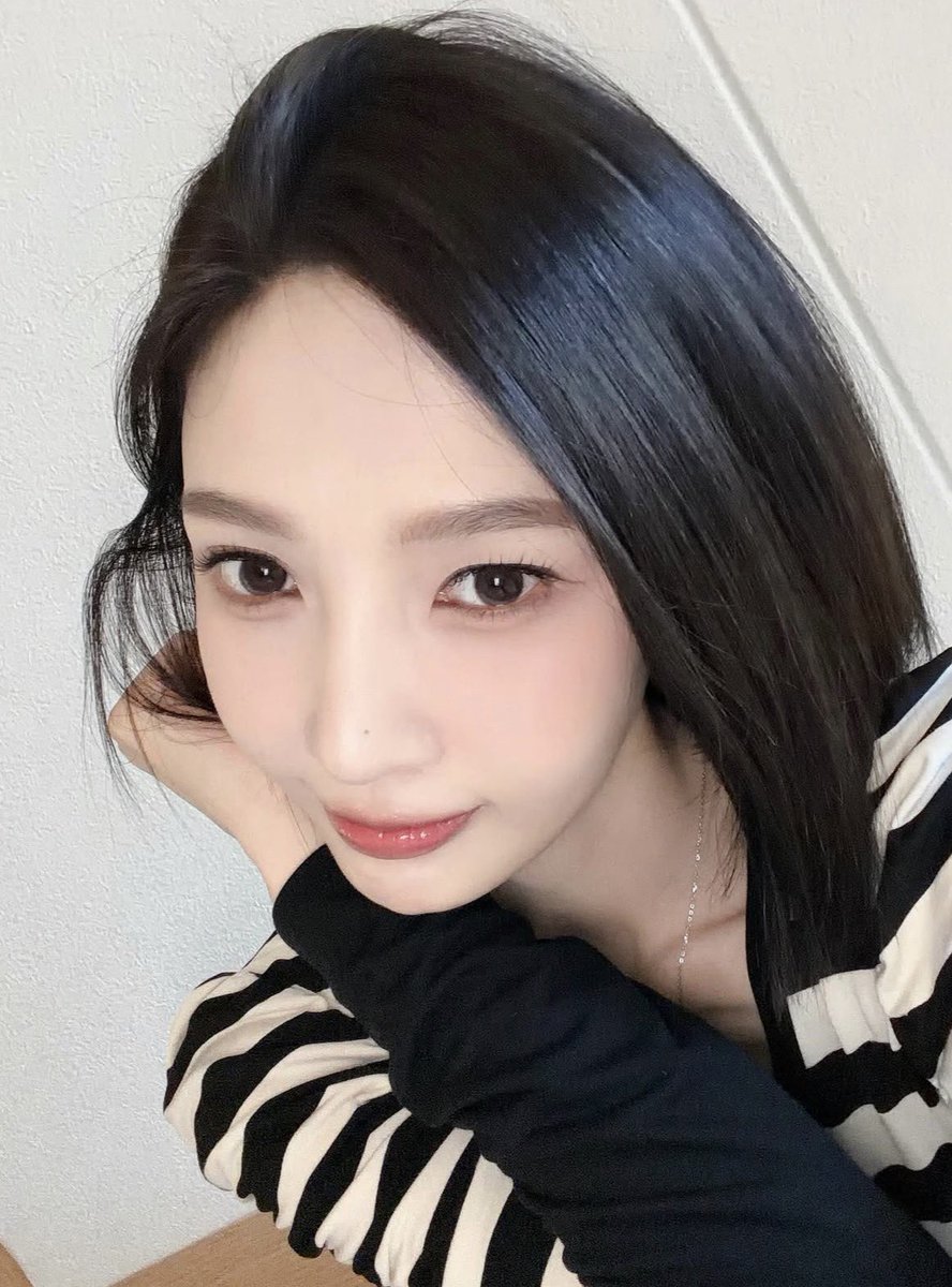 p2eeechluv's tweet photo. 단발미녀공주조이야 생일추카해🖤🖤 https://t.co/lAG7EIjaV7