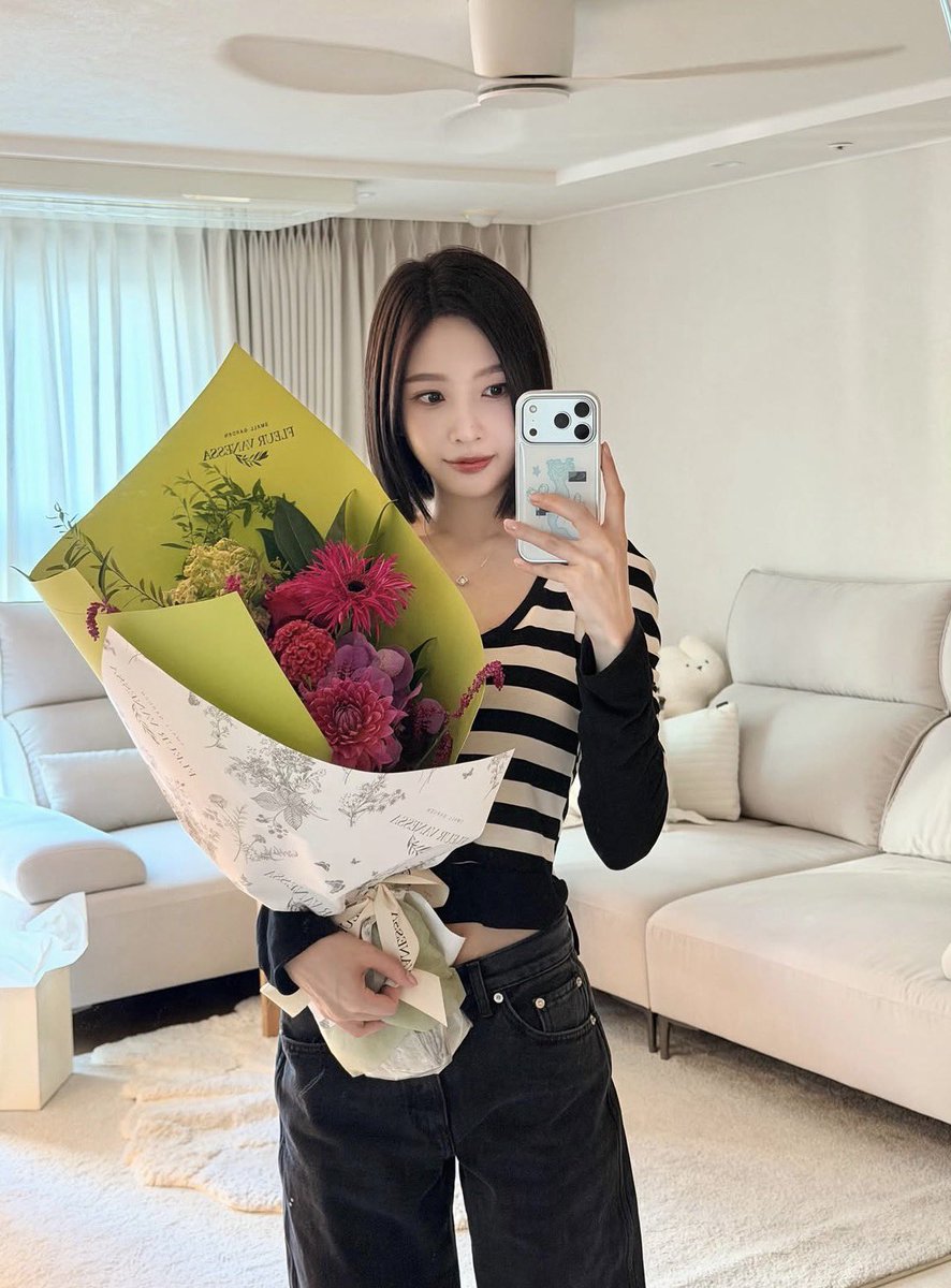 p2eeechluv's tweet photo. 단발미녀공주조이야 생일추카해🖤🖤 https://t.co/lAG7EIjaV7