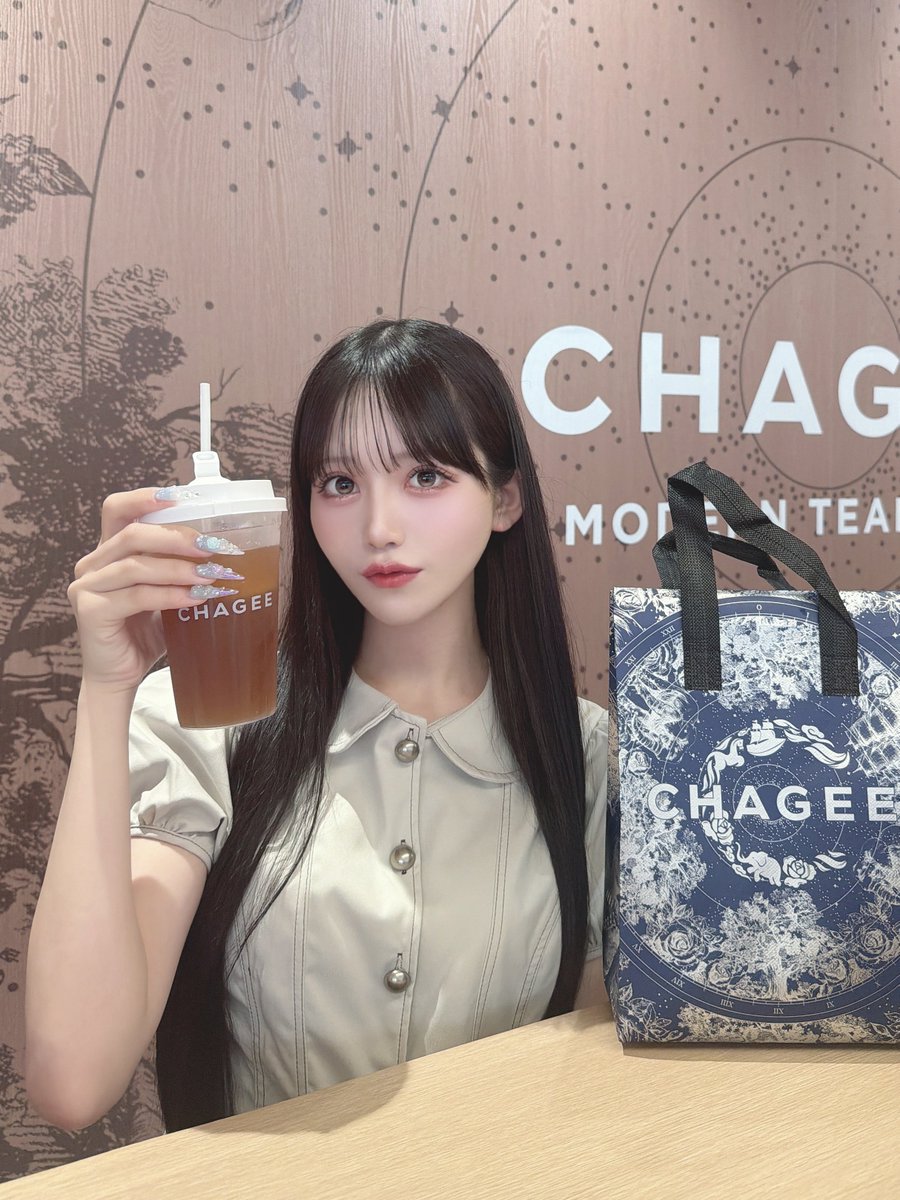 aksb_rana's tweet photo. 話題のCHAGEE🫖2日連続行った🎶

ミルクよりフルーツティー派꒰ ᐡo̴̶̷̤ · o̴̶̷̤ᐡ꒱💭
全然並ぶことなくて神だった♡

紅茶大好きで流行ってるし〜とか思って飲んだけど感動した、美味しすぎる…♡ https://t.co/pp61o49wr9