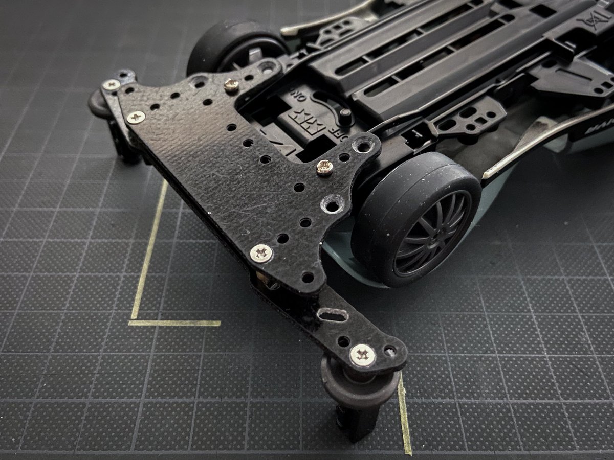 tkfm_hobby's tweet photo. フロントは上下で挟み強固に固定
リアは初期構成の部品数簡素化
ノーシステムでもカッコ良く
#ミニ四駆 https://t.co/9tMS0K6kYA