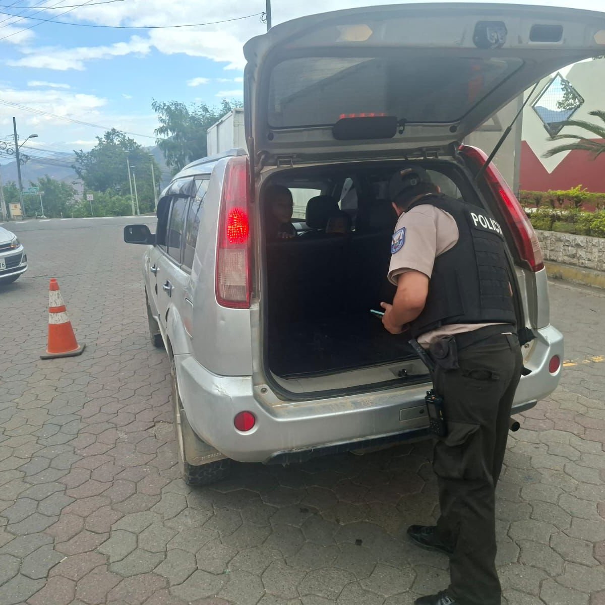 PoliciaEcZona7's tweet photo. 🚔 CONTROLES PREVENTIVOS

En Zaruma #ElOro, ejecutamos operativos antidelincuenciales en distintos sectores, realizando controles y registros preventivos a personas, vehículos y motocicletas.

#ServirYProtegerConFirmeza
#EstrategiaOperacional3D https://t.co/Qk2xB1ZbaL